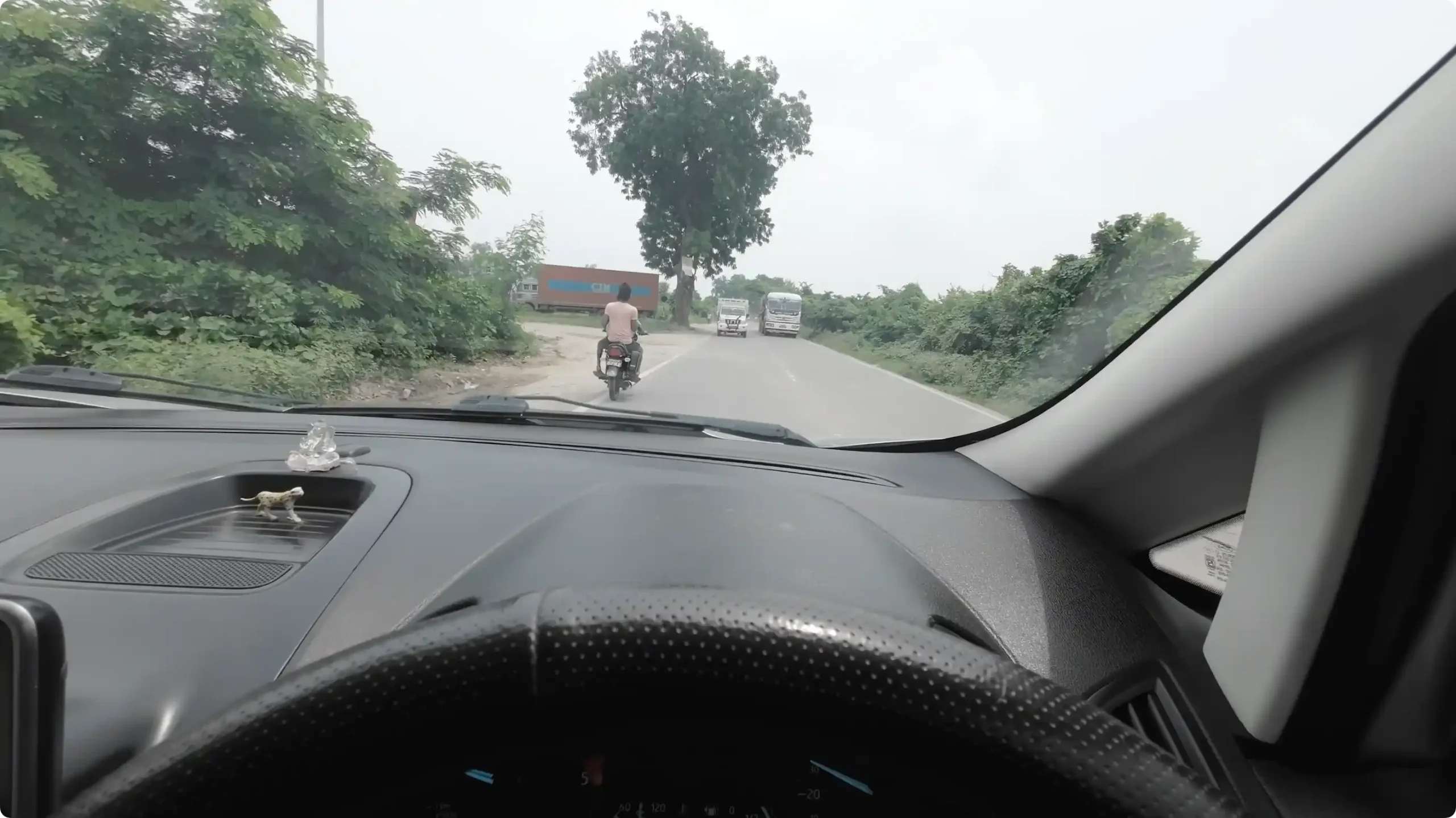 A view of the heavily congested, narrow single-lane state highway leading from the Purvanchal Expressway to the Buxar border
