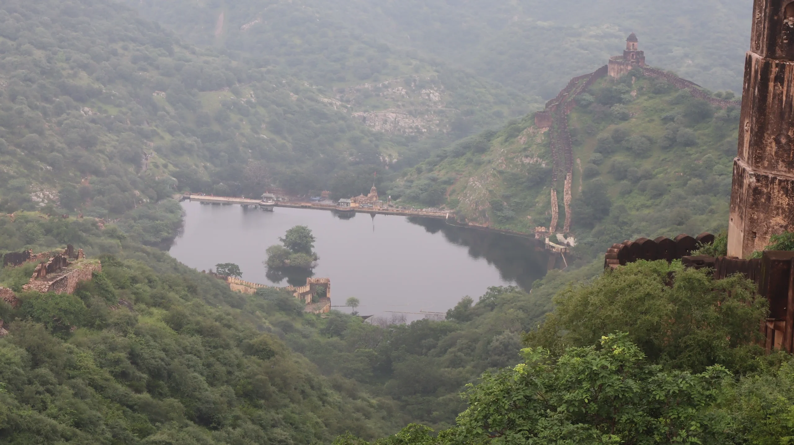 The towering ancient stone defensive back walls of Jaigarh Fort sitting high on the Aravalli mountain ridge in Jaipur